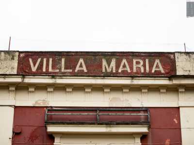 Chiude il prospetto, in alto, la bianca scritta "Villa Maria"